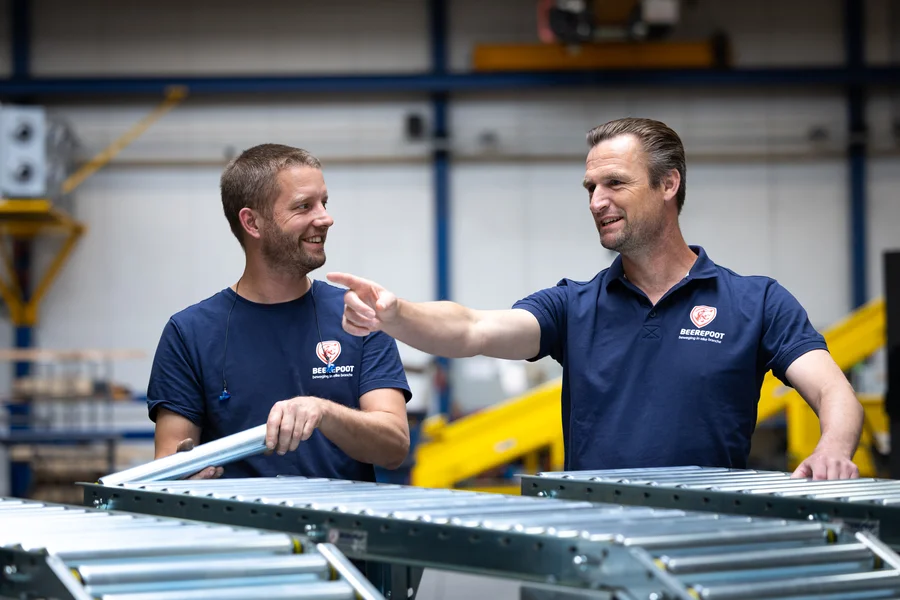 Collega's van Beerepoot in overleg op de productievloer