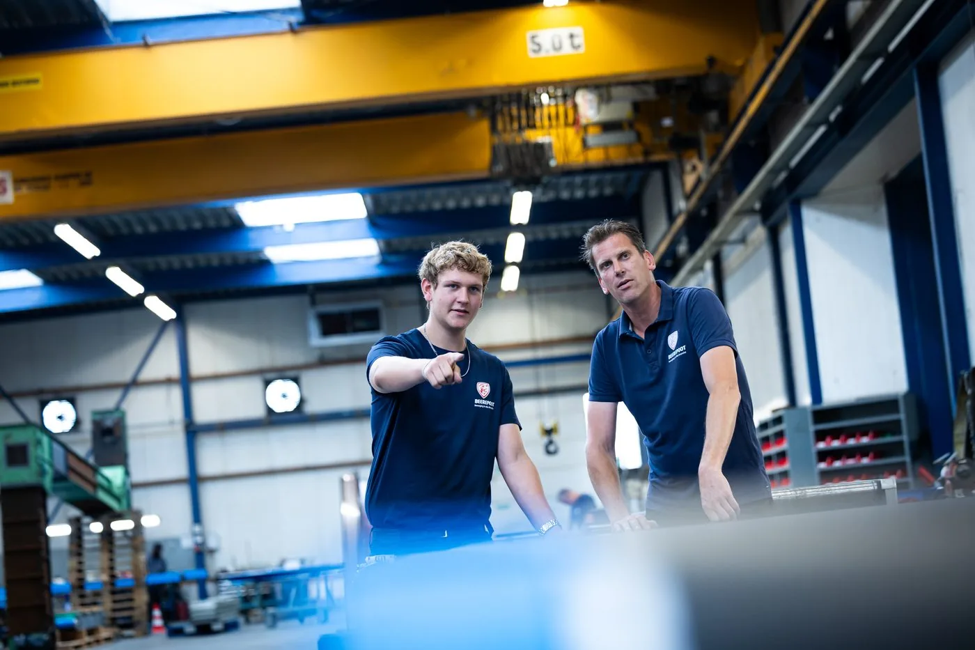 Beerepoot medewerkers in gesprek bij een rollenbaan