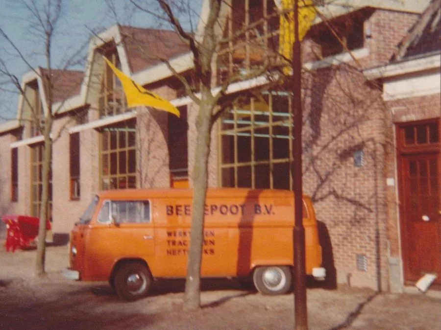 Bestelbus van Beerepoot B.V. bij het pand