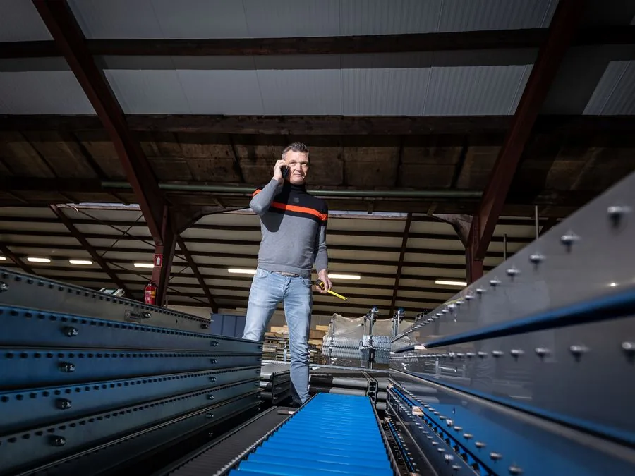 Beerepoot medewerker aan het werk in de loods, 2022