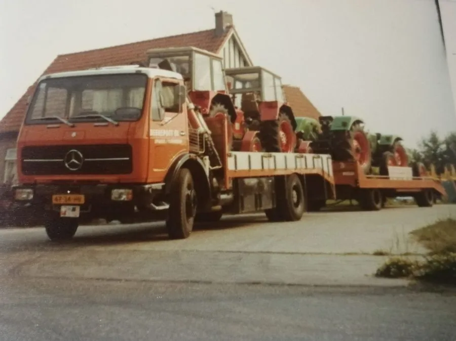 Beerepoot vrachtwagen met tractoren, jaren 70