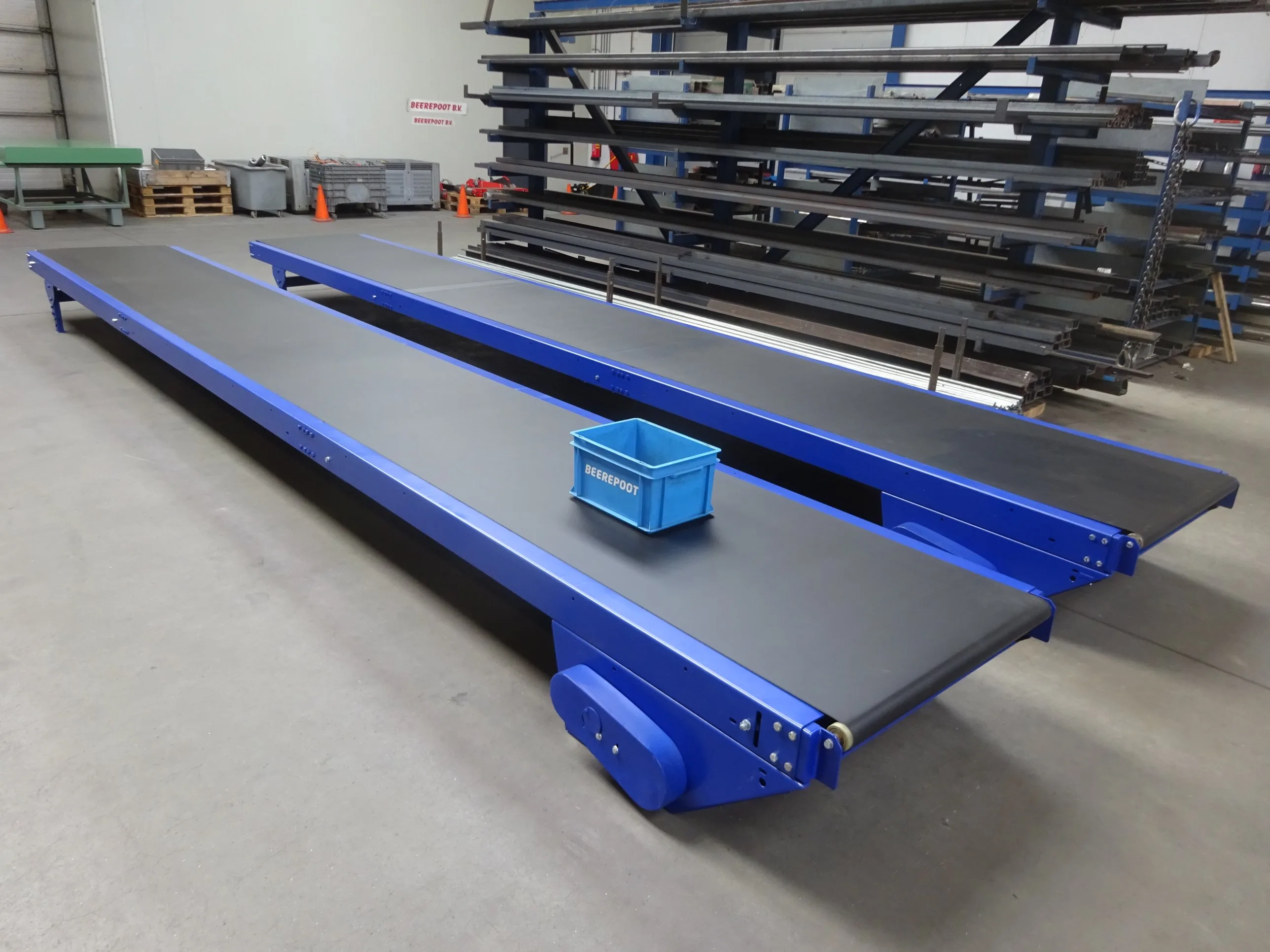 Zwarte transportbanden van Beerepoot met blauw frame in de werkplaats