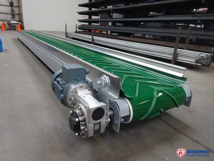 Groene transportband van PVC met visgraatprofiel