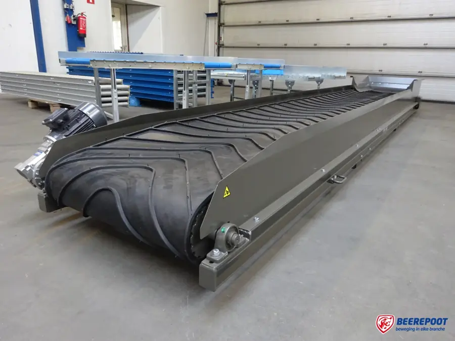 Zwarte transportband van rubber met visgraatprofiel
