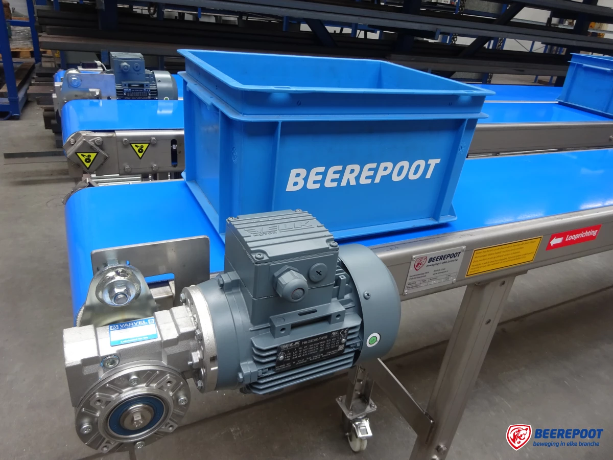 Blauwe PVC-transportband (FDA) van Beerepoot met aandrijfmotor en kunststof krat