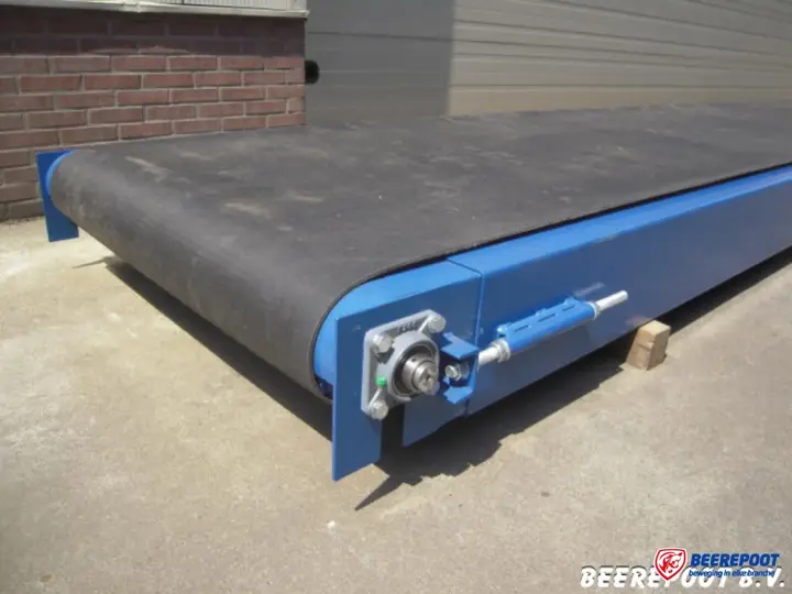 Vlakke rubber transportband op blauw frame