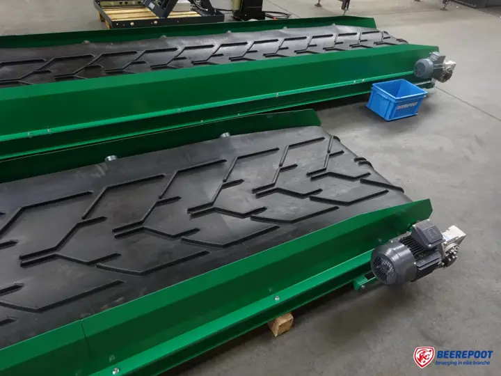 Rubber transportband met profiel op groen frame