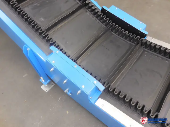 Rubber transportband met meenemers en golfranden