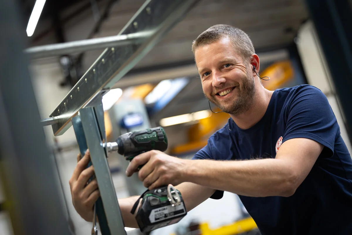 Jordi aan het werk in de werkplaats
