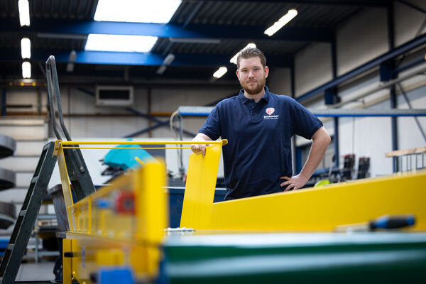 Kevin in de werkplaats met technische tekeningen